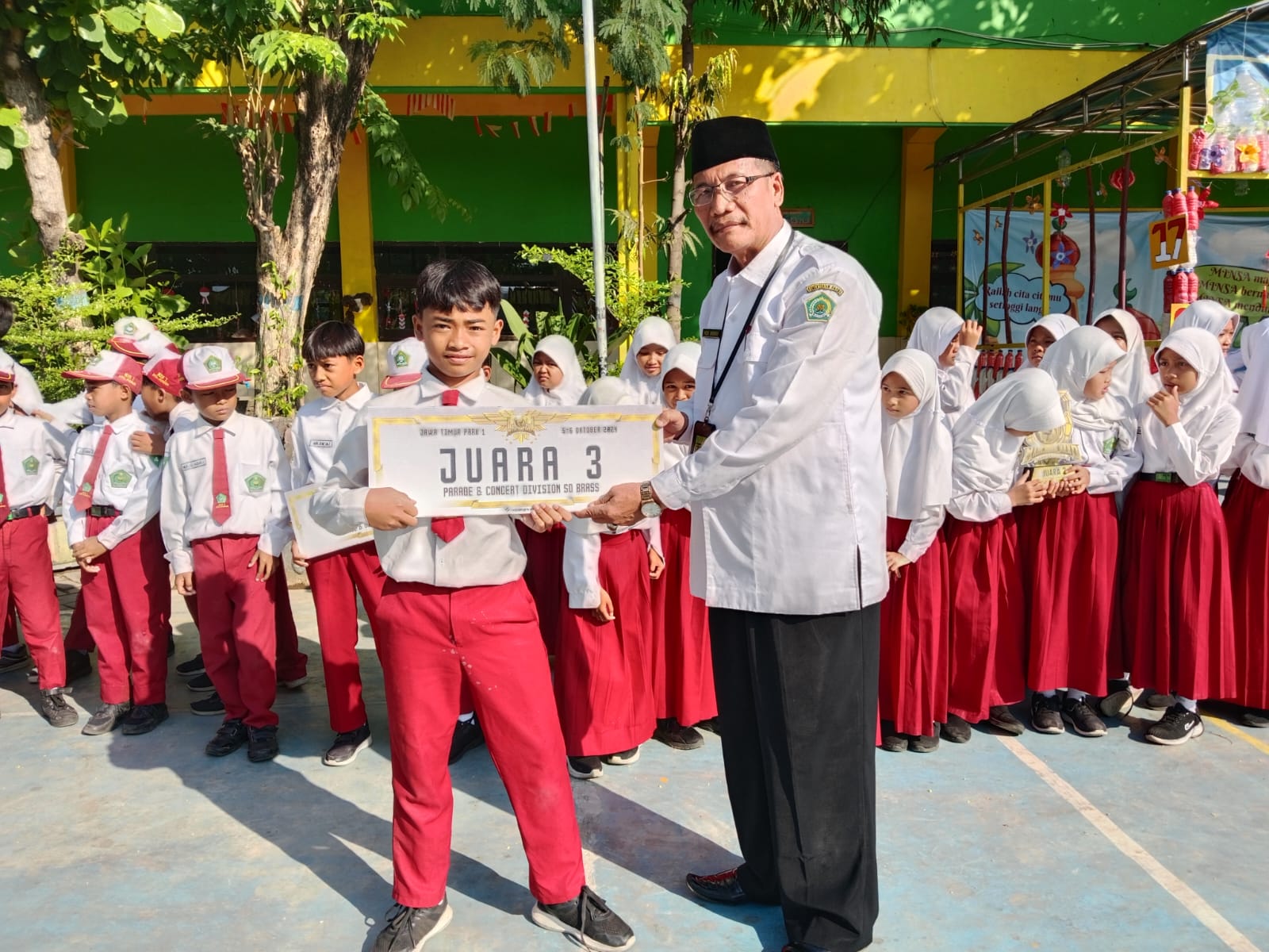 Penyerahan Piagam dan Piala